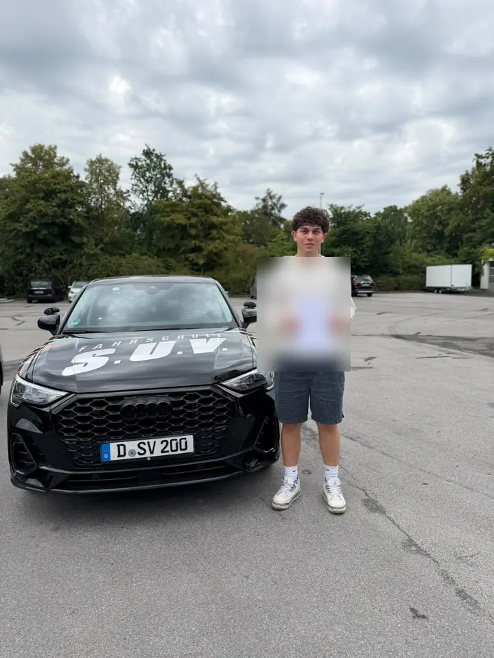 Fahrschüler der Fahrschule S.U.V. mit bestandenem Führerschein