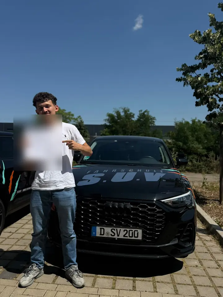 Fahrschüler der Fahrschule S.U.V. mit bestandenem Führerschein