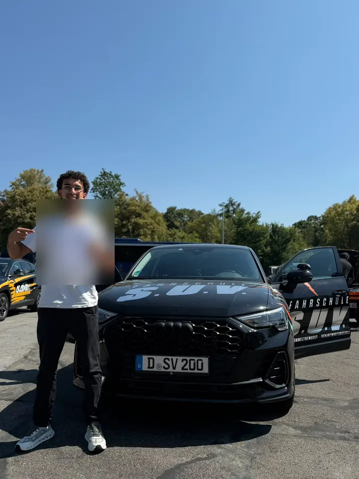 Fahrschüler der Fahrschule S.U.V. mit bestandenem Führerschein