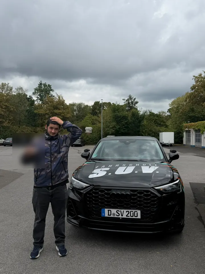Fahrschüler der Fahrschule S.U.V. mit bestandenem Führerschein